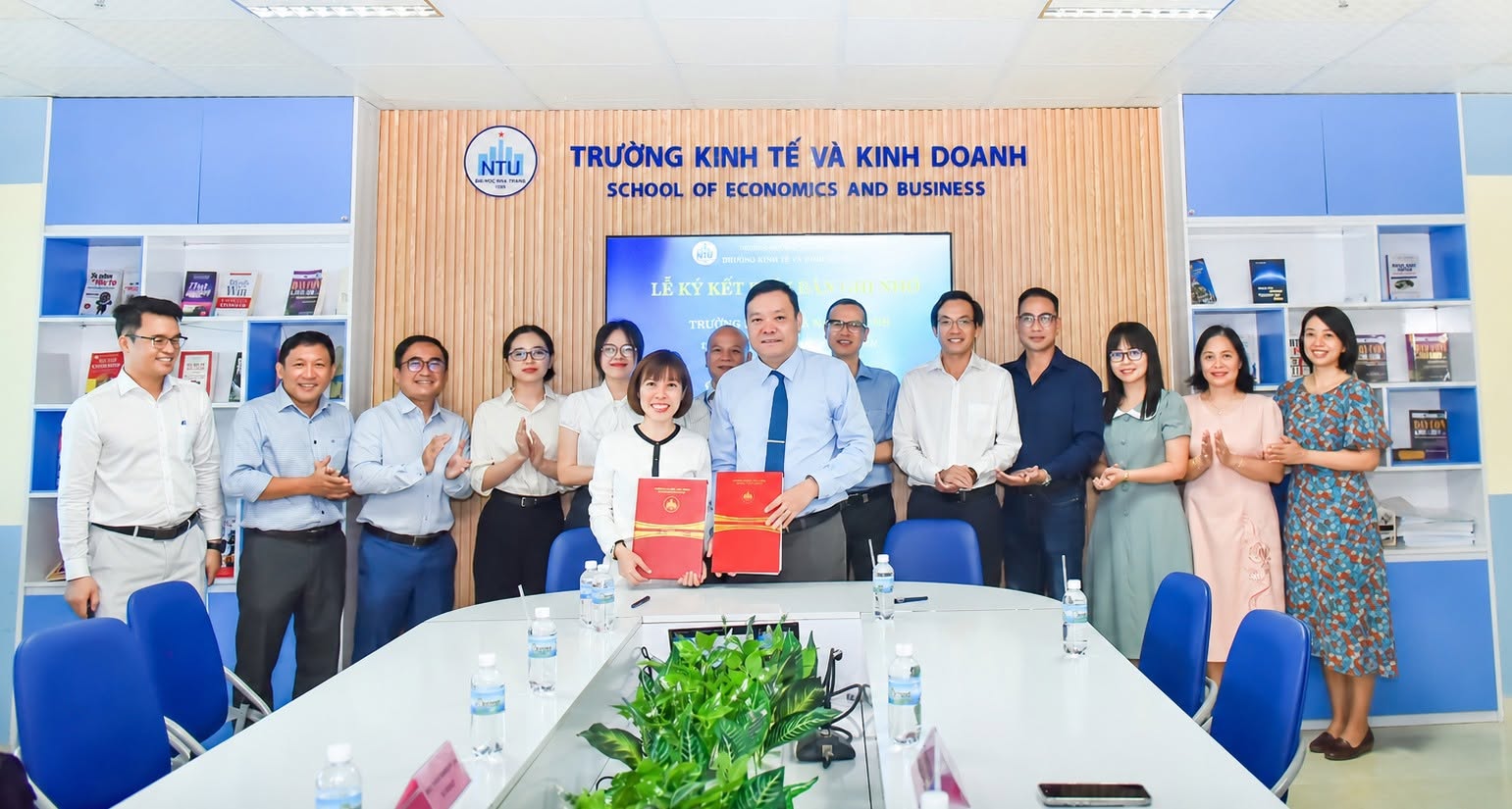 Trường Kinh tế và Kinh doanh ký kết hợp tác với HATT Consulting: Mở rộng cơ hội thực tập và việc làm quốc tế cho sinh viên Kế toán - Kiểm toán